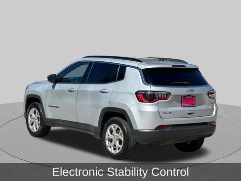 Used 2024 Jeep Compass Latitude AWD/4WD image 3