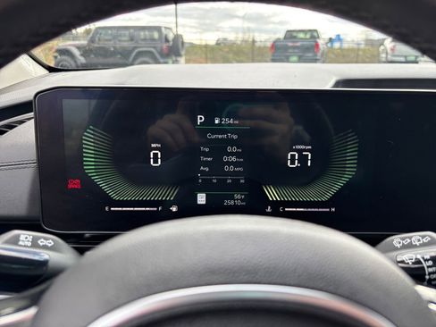 Used 2025 Kia Carnival image 17