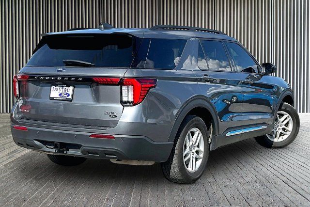 Used 2025 Ford Explorer Active RWD image 2