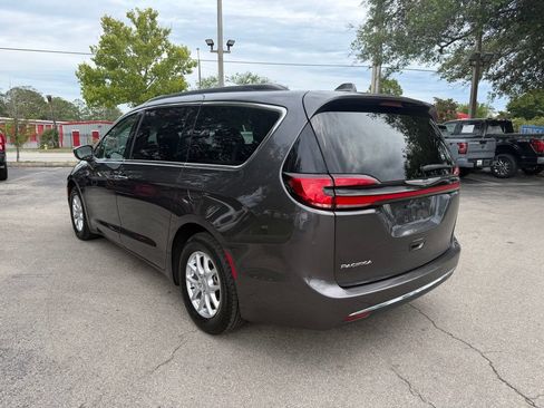 Used 2022 Chrysler Pacifica Touring-L FWD image 4