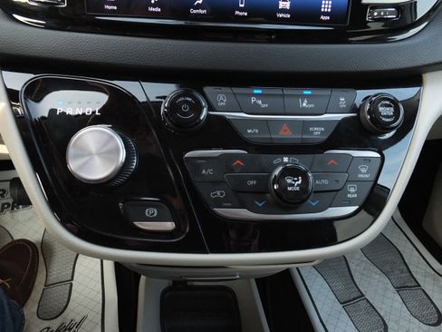 Used 2024 Chrysler Pacifica Touring-L image 27