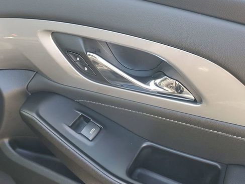 Used 2023 Chevrolet Traverse LT image 47