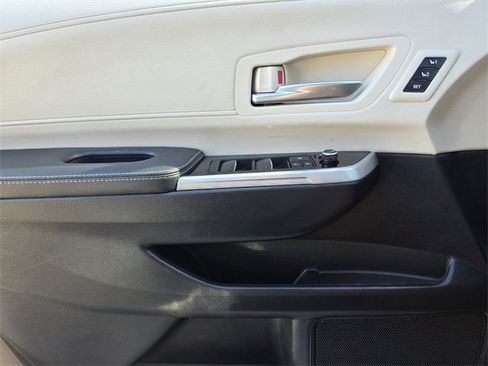 Used 2025 Toyota Sienna Platinum image 16