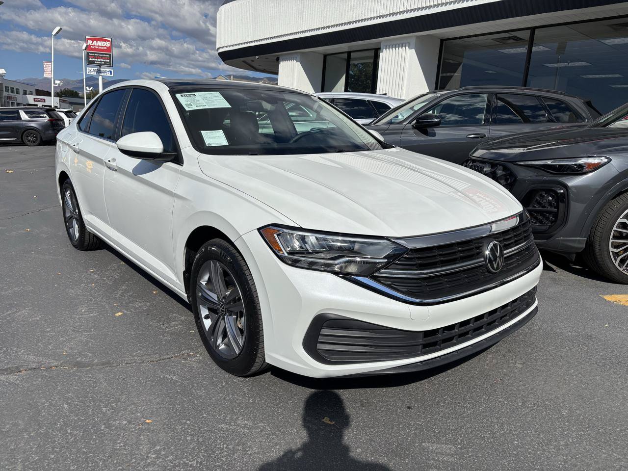 Used 2024 Volkswagen Jetta SE w/ Panoramic Sunroof Package FWD image 2