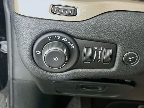 Used 2017 Jeep Cherokee Limited w/ Luxury Group FWD image 17