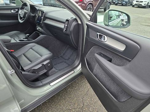 Used 2025 Volvo XC40 B5 Core image 12