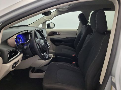Used 2023 Chrysler Voyager LX FWD image 17
