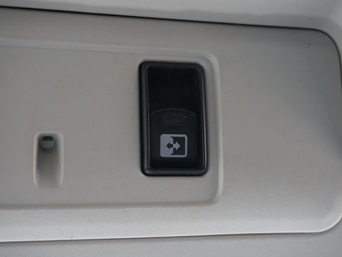 Used 2017 Nissan Titan SV RWD image 35