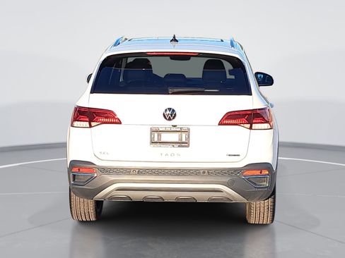 Certified 2024 Volkswagen Taos SEL image 4