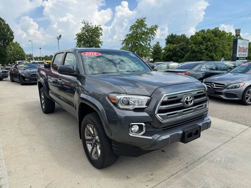 Used 2016 Toyota Tacoma Limited image 3