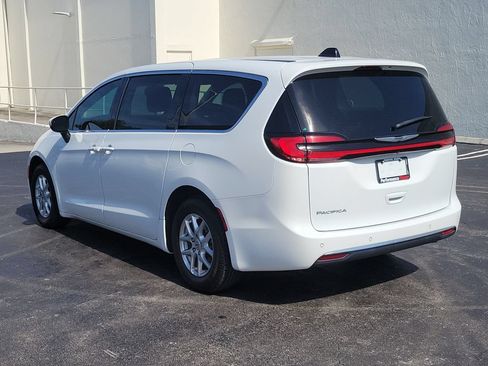 Used 2023 Chrysler Pacifica Touring-L FWD image 8