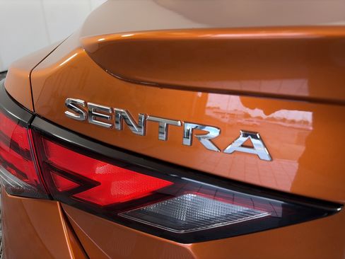 Used 2025 Nissan Sentra SR w/ SR Premium Package FWD image 9
