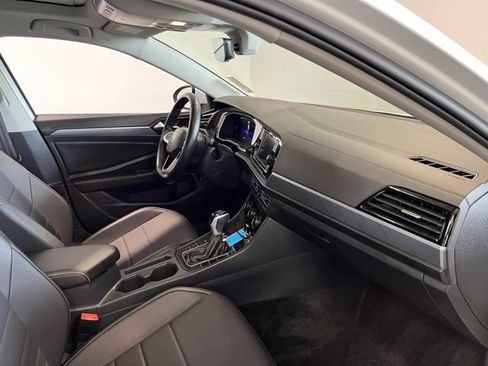 Used 2023 Volkswagen Jetta SE w/ Panoramic Sunroof Package image 11