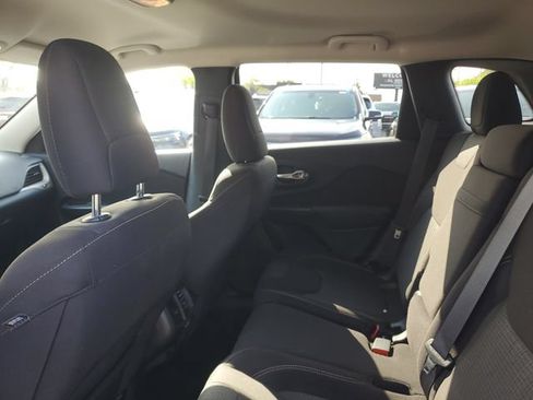 Used 2016 Jeep Cherokee Latitude w/ Safety/Convenience Group FWD image 8