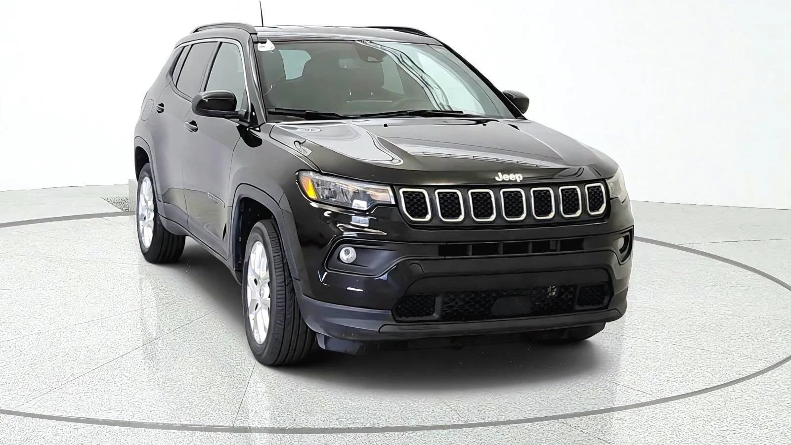 Used 2023 Jeep Compass Latitude AWD/4WD image 2