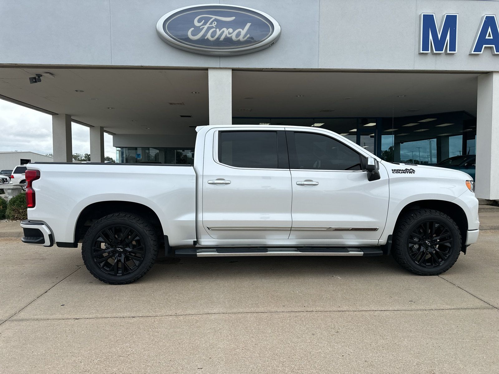 Used 2022 Chevrolet Silverado 1500 High Country w/ High Country Premium Package AWD/4WD image 10