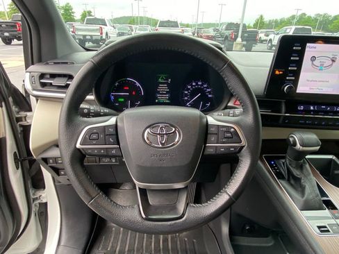 Used 2021 Toyota Sienna XLE FWD image 13