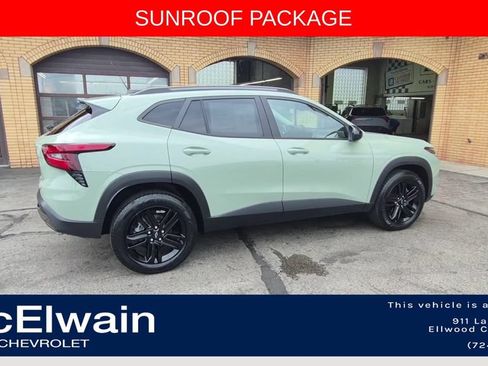 Used 2024 Chevrolet Trax ACTIV w/ Sunroof Package FWD image 2