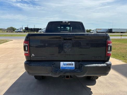 Used 2019 RAM 2500 Laramie w/ Black Appearance Package AWD/4WD image 4