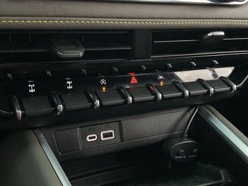 Used 2025 Chevrolet Colorado ZR2 w/ Midnight Edition image 25