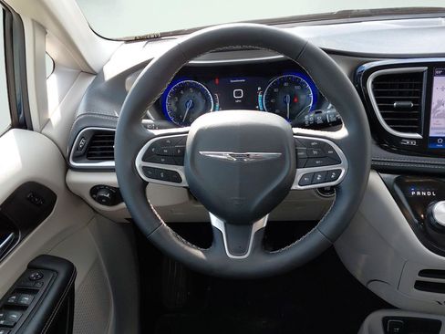 Used 2024 Chrysler Pacifica Touring-L AWD/4WD image 38