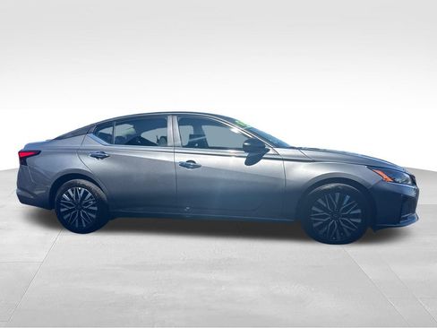Used 2025 Nissan Altima 2.5 SV FWD image 7