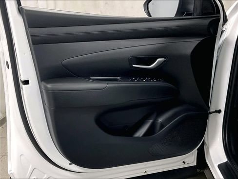 Certified 2025 Hyundai Tucson SE image 9