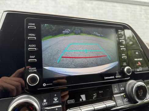 Used 2022 Toyota Highlander LE AWD/4WD image 20