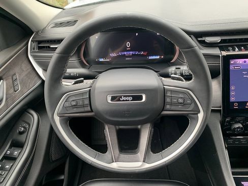 Used 2023 Jeep Grand Cherokee Limited image 12