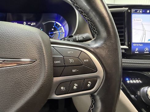 Used 2021 Chrysler Pacifica Touring-L FWD image 19