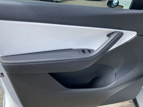 Used 2021 Tesla Model Y Long Range image 12