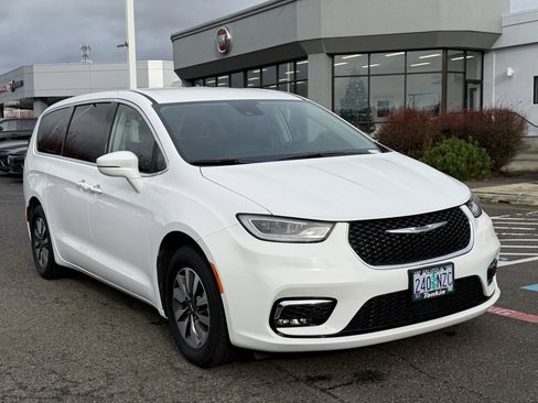 Used 2022 Chrysler Pacifica Touring-L image 2