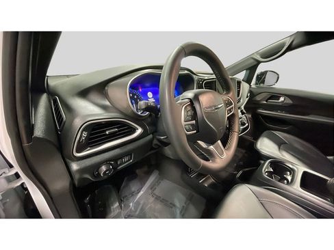Used 2025 Chrysler Pacifica Select image 12