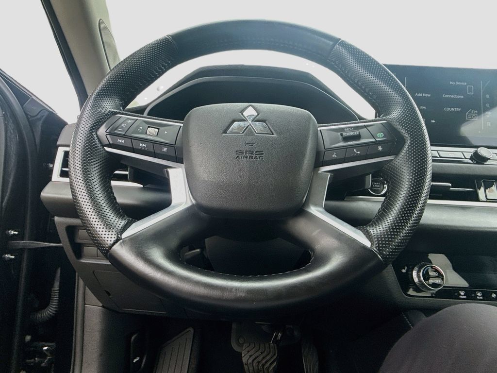 Used 2025 Mitsubishi Outlander SE FWD image 12