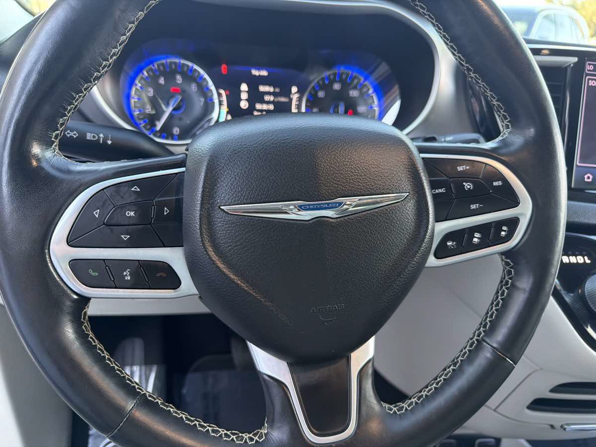 Used 2021 Chrysler Pacifica Touring-L FWD image 37