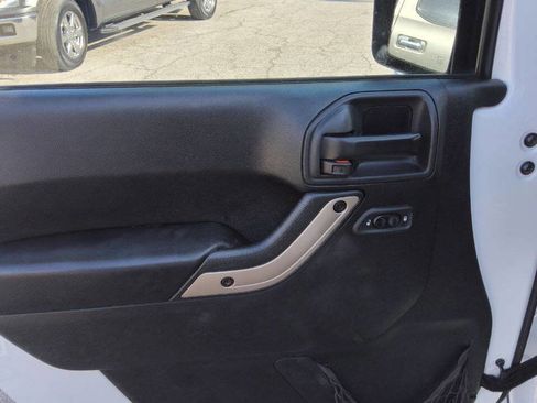 Used 2016 Jeep Wrangler Unlimited Sahara AWD/4WD image 10