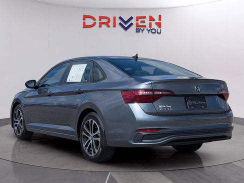 Used 2022 Volkswagen Jetta Sport image 3