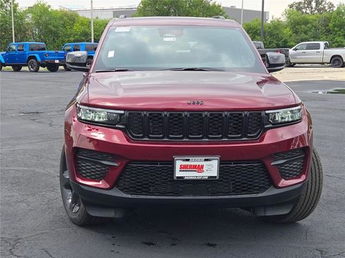 New 2025 Jeep Grand Cherokee Altitude image 3