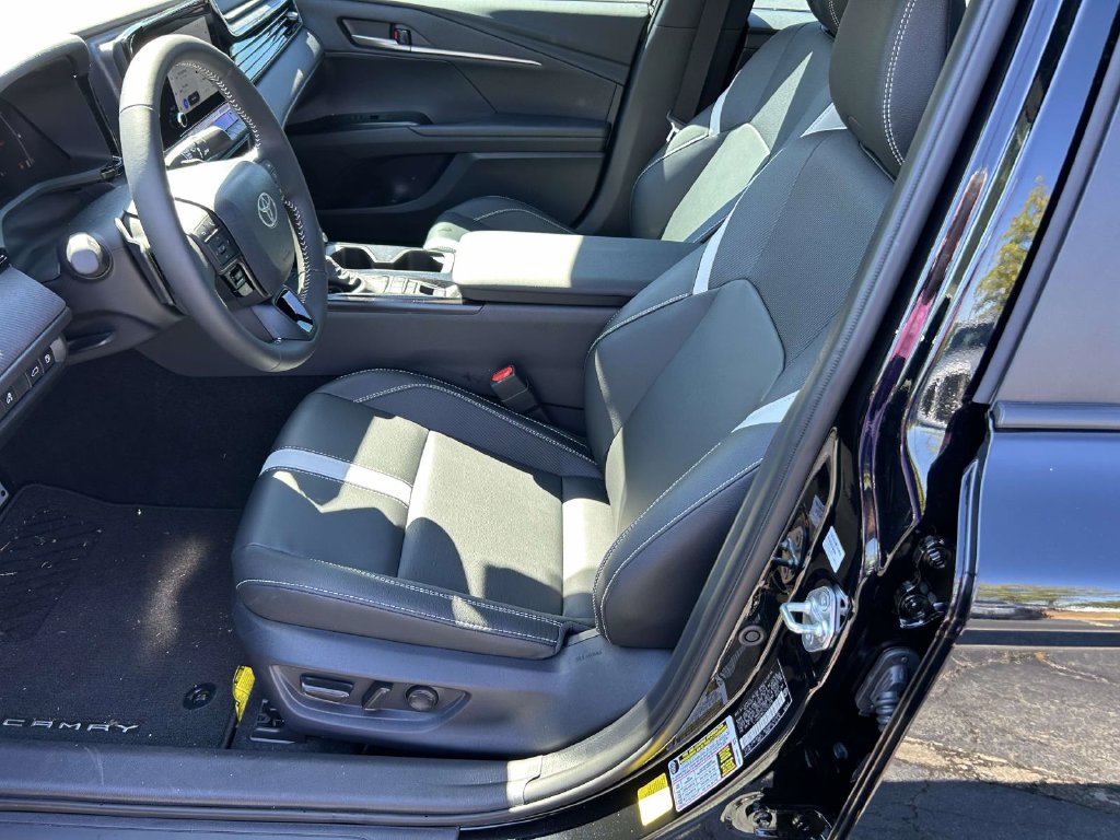 New 2026 Toyota Camry Hybrid FWD image 14