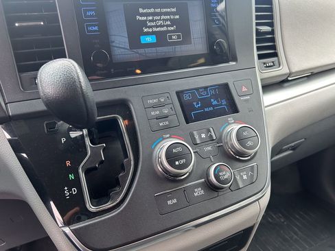 Used 2017 Toyota Sienna LE image 26