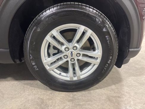 Used 2020 Ford Explorer XLT image 28