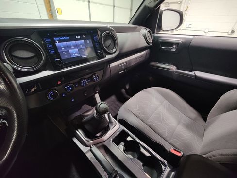 Used 2017 Toyota Tacoma TRD Off-Road w/ Tow Package image 29