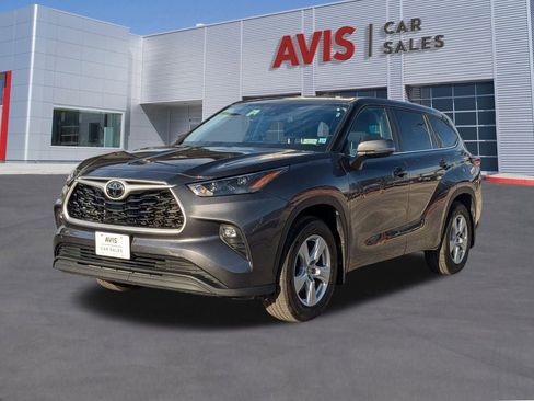 Used 2024 Toyota Highlander LE image 1