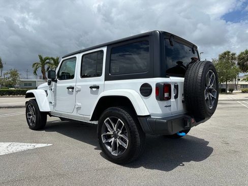 Used 2024 Jeep Wrangler Unlimited image 16