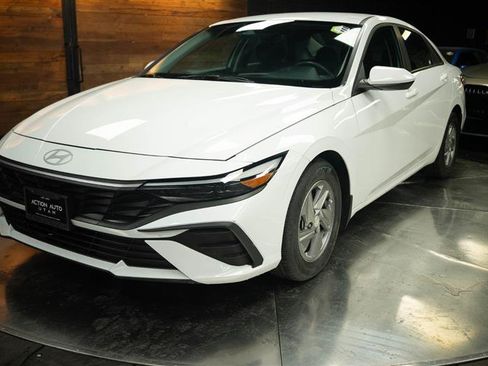 Used 2025 Hyundai Elantra SE FWD image 2