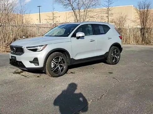 Used 2025 Volvo XC40 B5 Core image 4