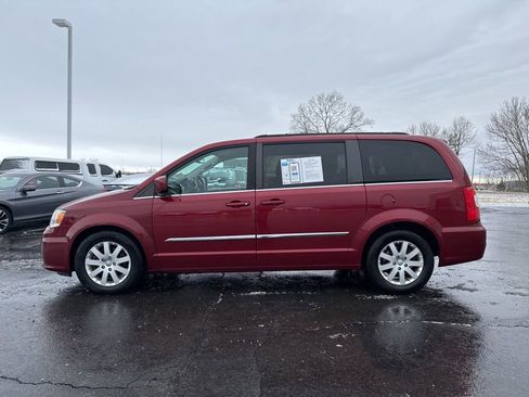 Used 2016 Chrysler Town & Country Touring image 4