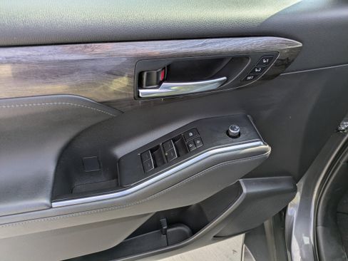 Certified 2022 Toyota Highlander Limited image 13