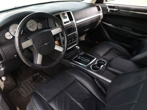 Used 2010 Chrysler 300 Touring RWD image 4