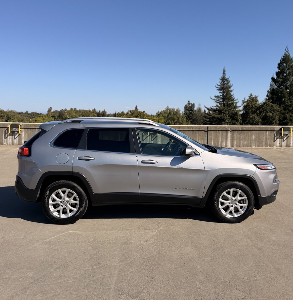 Used 2015 Jeep Cherokee Latitude AWD/4WD image 6